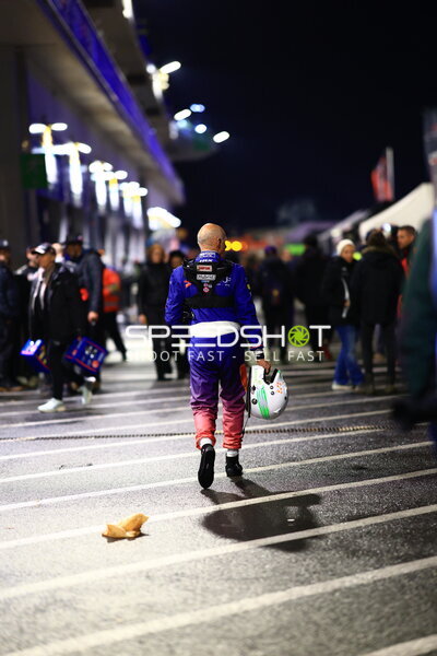 Fahrer mit Helm in der Boxengasse beim 24h Nürburgring