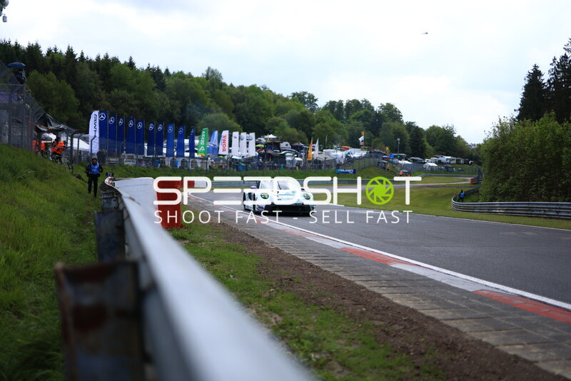 Porsche 911 GT3 #2 in der Kurvenkombination am Nürburgring
