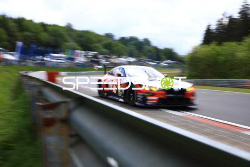 ROWE RACING BMW M4 GT3 #99 in voller Fahrt am Nürburgring