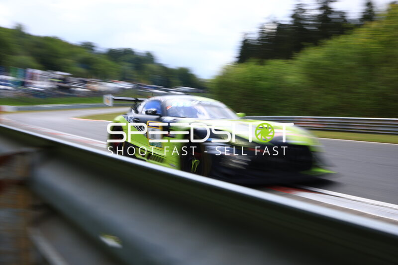 Neon-grüner Mercedes-AMG GT3 in voller Fahrt am Nürburgring