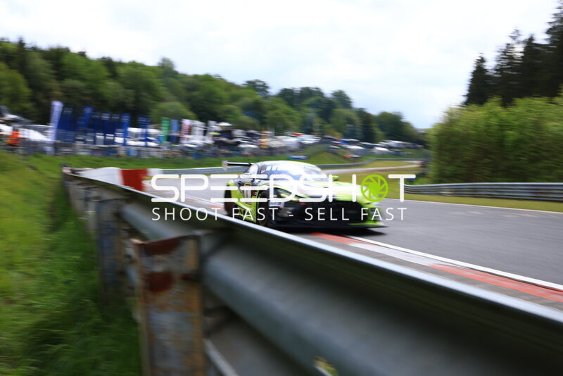 Neon-grüner GT3 #11 von SR Motorsport in voller Fahrt am Nürburgring