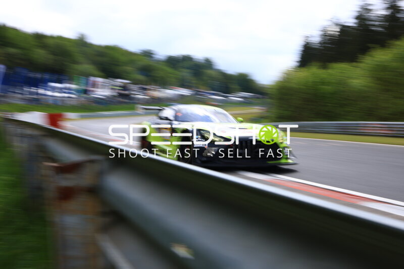 Mercedes-AMG GT3 in Neon-Grün/Schwarz auf dem Nürburgring
