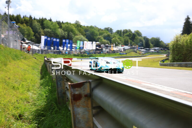 Lamborghini GT3 in türkis-blauer Livery am Nürburgring
