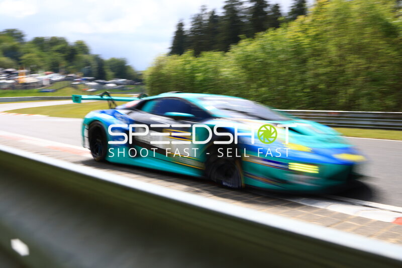 Türkis-blauer GT3-Rennwagen in Fahrt auf dem Nürburgring