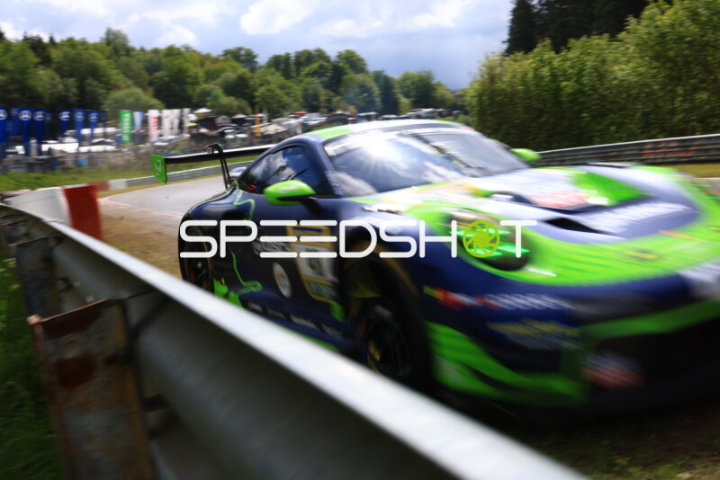 Porsche GT3 in Dunkel-Grün-Livery an der Leitplanke am Nürburgring