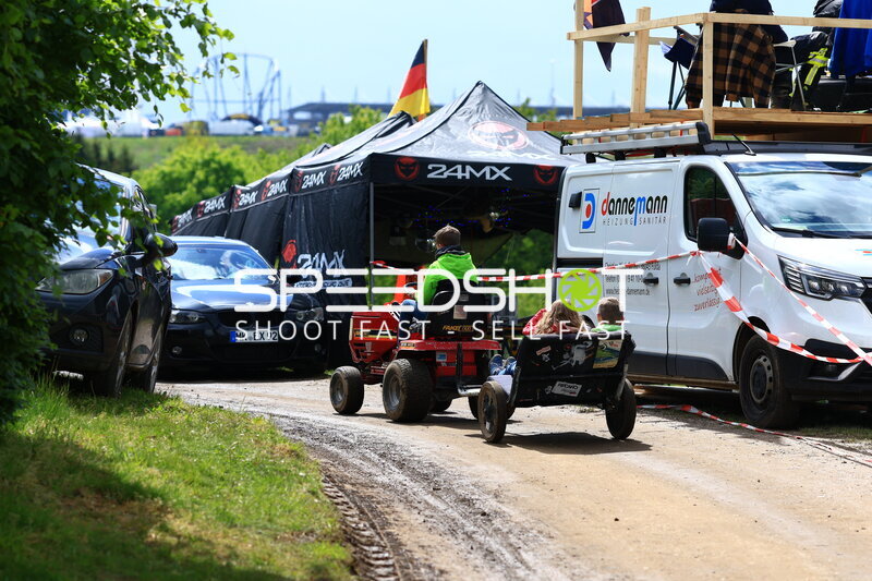 Fans im Fahrerlager: Kleiner Traktor-Taxi im 24h-Nürburgring-Campingbereich