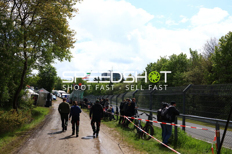Fans und Zuschauer am Streckenrand der Nordschleife