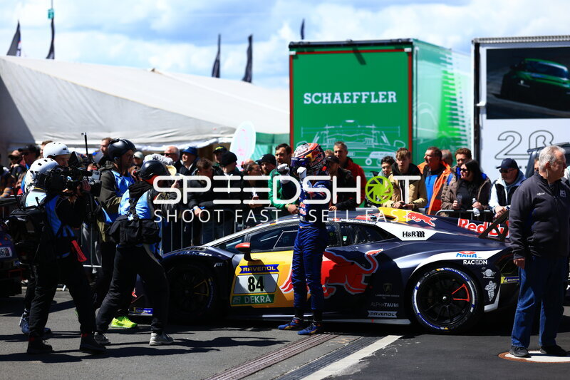 Red Bull Team ABT #84 feiert im Parc Fermé am Nürburgring