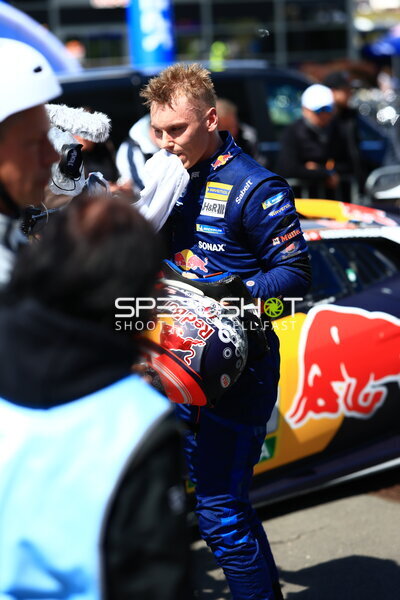 Red Bull Team ABT Fahrer mit Helm im Fahrerlager am Nürburgring