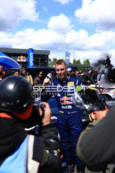 Luca Engstler feiert im Red Bull ABT Rennoverall am Nürburgring