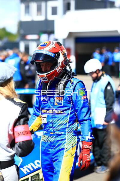 Rennfahrer im blauen RAVENOL-Rennanzug beim 24h Nürburgring