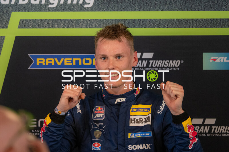 Luca Engstler jubelt beim 24h Nürburgring 2026