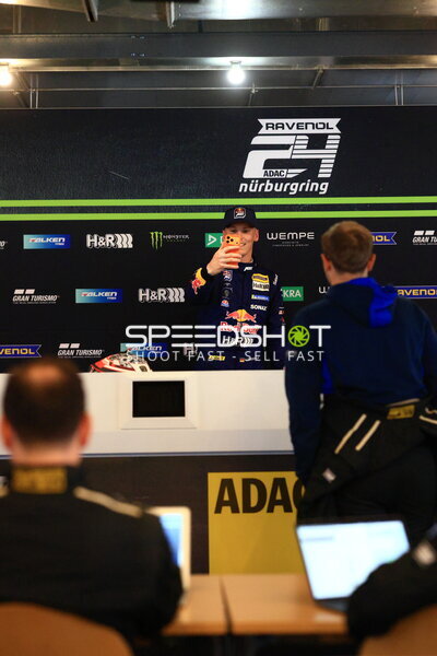 Luca Engstler beim Selfie auf der Pressekonferenz am Nürburgring