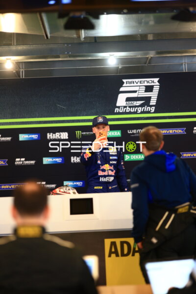 Luca Engstler beim Selfie auf der Pressekonferenz am Nürburgring