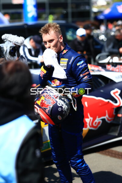 Luca Engstler im Red Bull Rennoverall beim 24h Nürburgring