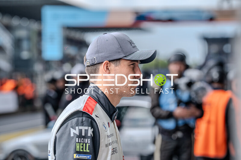 BMW-Fahrer mit NTK Racing Hell Sponsoring im Fahrerlager am Nürburgring