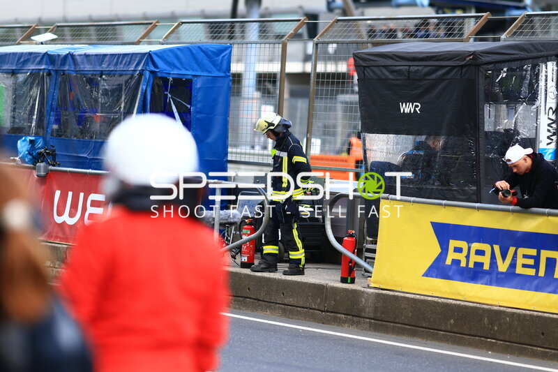 Feuerwehrmann in der Boxengasse beim 24h Nürburgring 2026