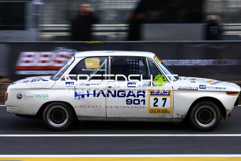 Klassischer BMW #27 mit Hangar 901-Sponsoring in der Boxengasse
