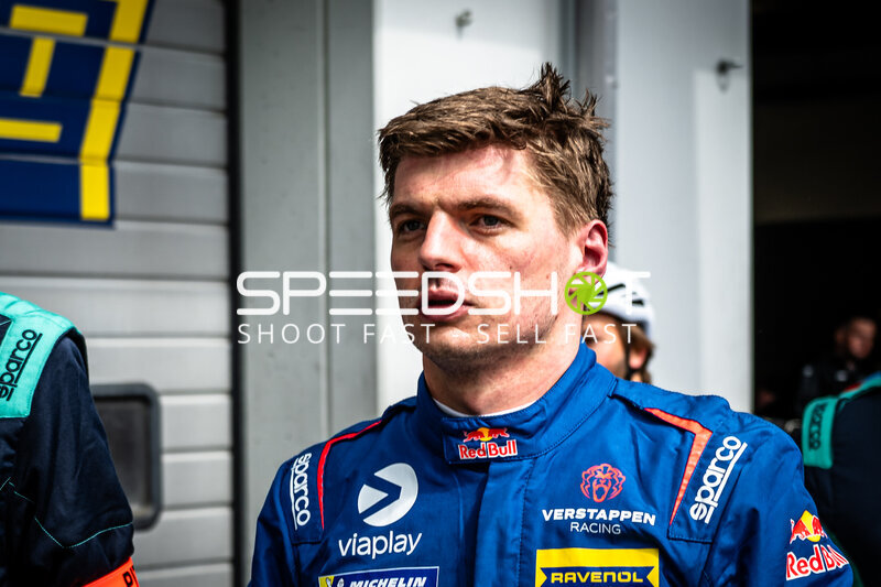 Max Verstappen im Fahrerlager beim 24h Nürburgring 2026