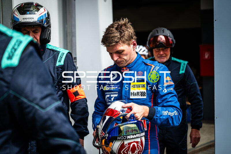Max Verstappen mit Helm im Fahrerlager am Nürburgring
