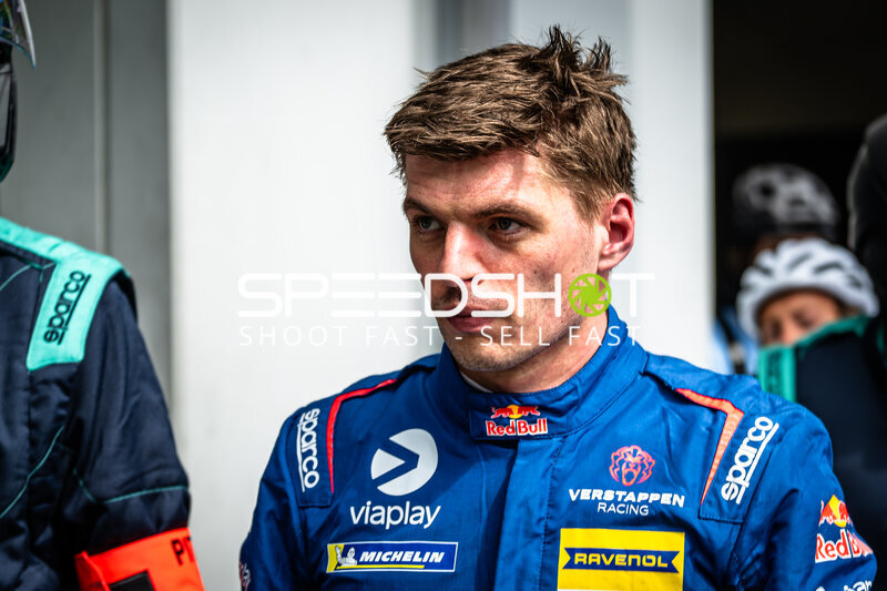 Max Verstappen im Verstappen Racing Team Renndress am Nürburgring