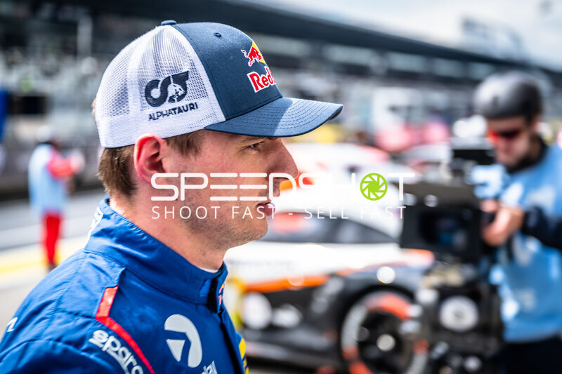 Max Verstappen im Fahrerlager beim 24h Nürburgring 2026
