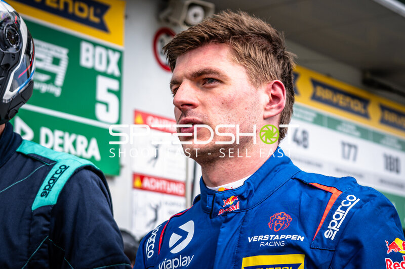 Max Verstappen im Fahrerlager beim 24h Nürburgring 2026