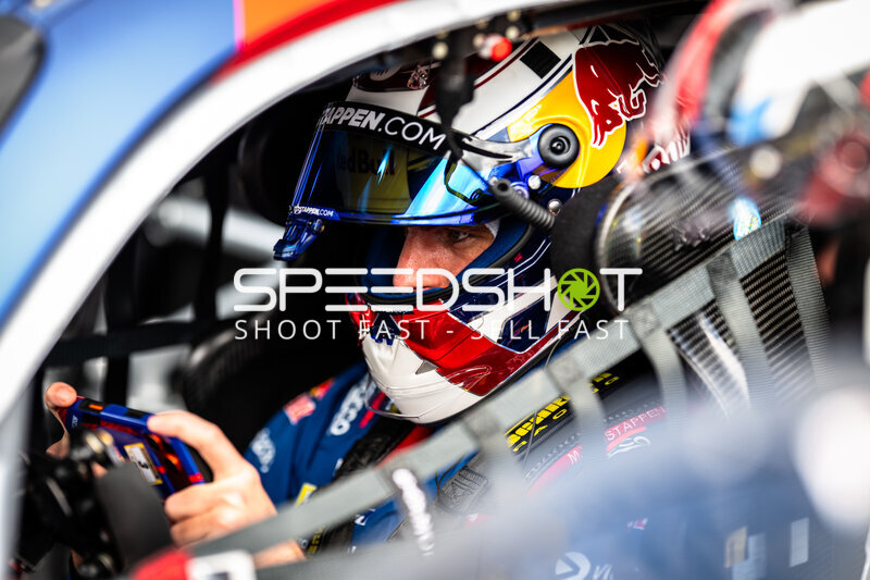 Red Bull Fahrer im Cockpit beim 24h Nürburgring 2026