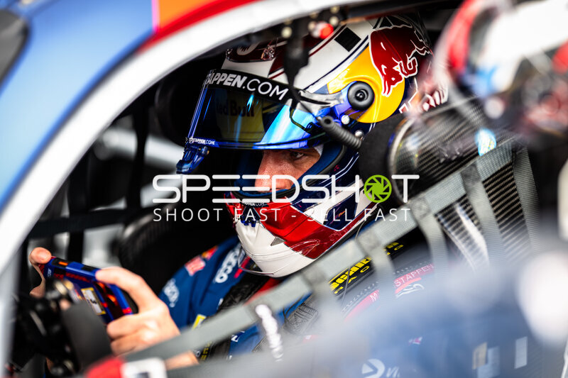 Fahrer im Cockpit mit Red Bull- und Verstappen-Helm am Nürburgring