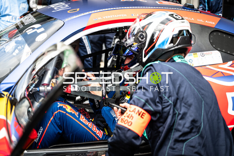 Mercedes-AMG #3 von Verstappen Racing: Fahrer wird angeschnallt