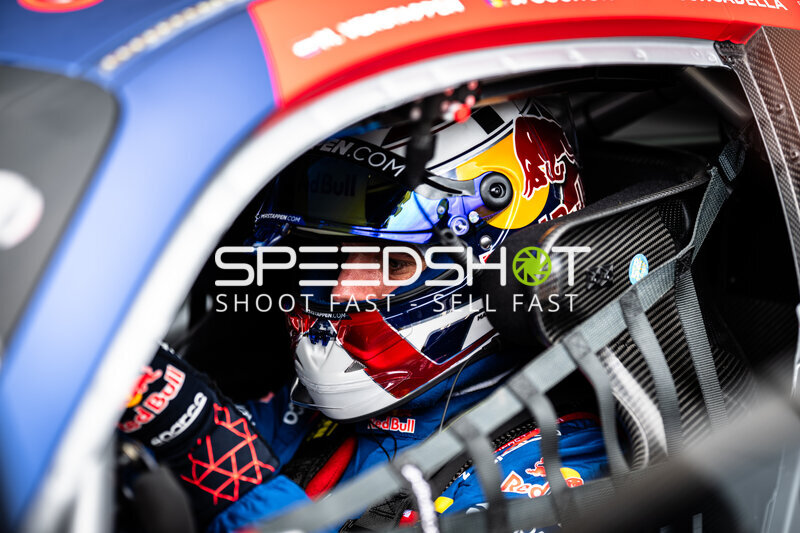 Fahrer im Cockpit des Mercedes-AMG GT3 #3 beim 24h Nürburgring