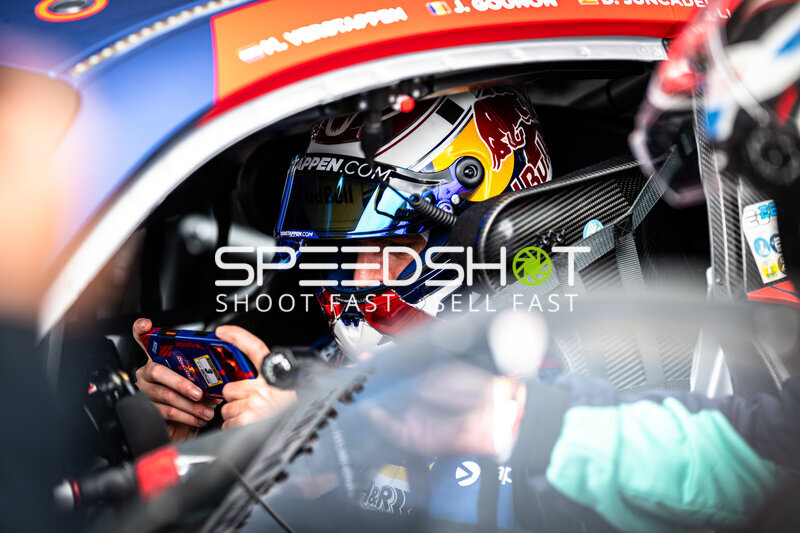 Max Verstappen im Cockpit des Mercedes-AMG GT3 #3 am Nürburgring