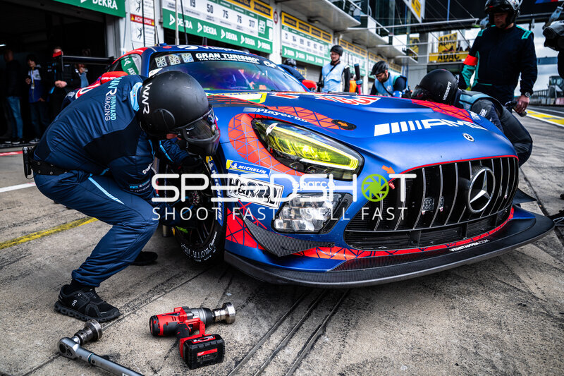 Mercedes-AMG GT3 #3 von Verstappen Racing beim Reifenwechsel in der Box