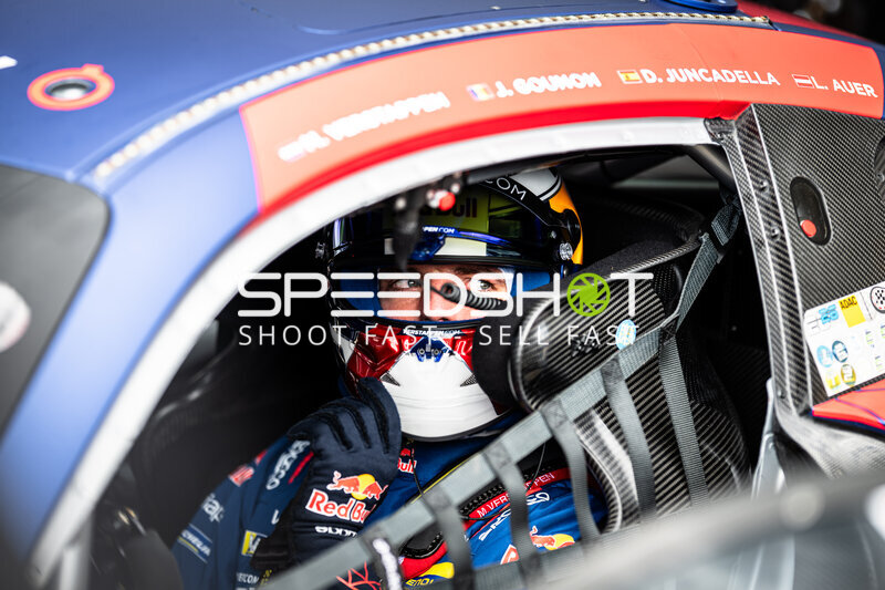 Max Verstappen im Cockpit des Mercedes-AMG GT3 #3 am Nürburgring