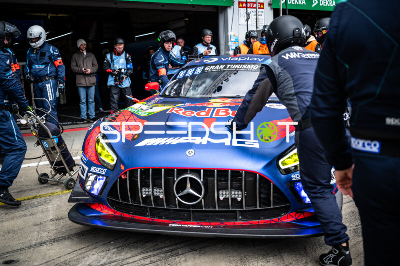 Mercedes-AMG GT3 #3 von Verstappen Racing im Boxenstopp am Nürburgring