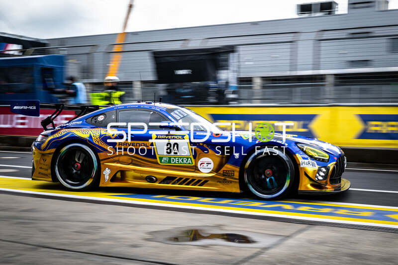 Mercedes-AMG GT3 #80 von Mercedes-AMG Team RAVENOL in der Boxengasse