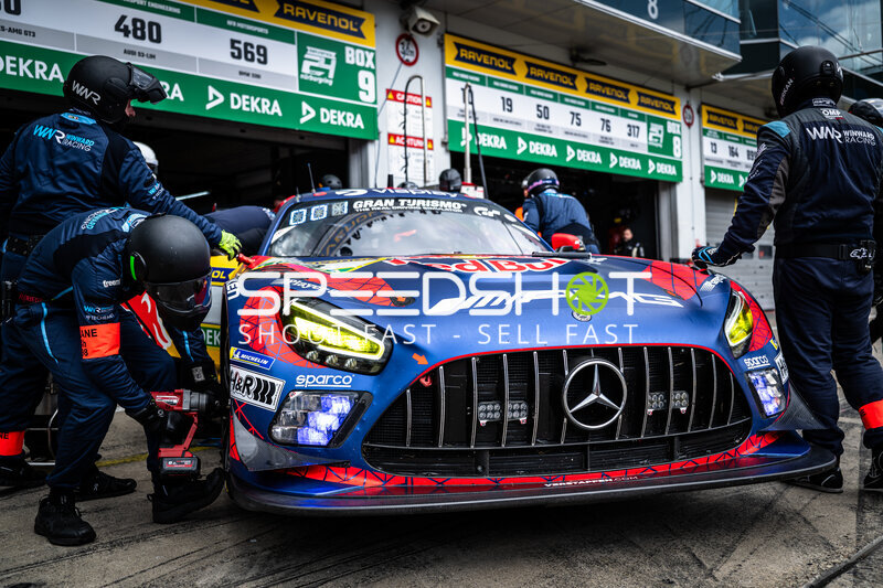 Mercedes-AMG GT3 #3 von Verstappen Racing beim Boxenstopp am Nürburgring