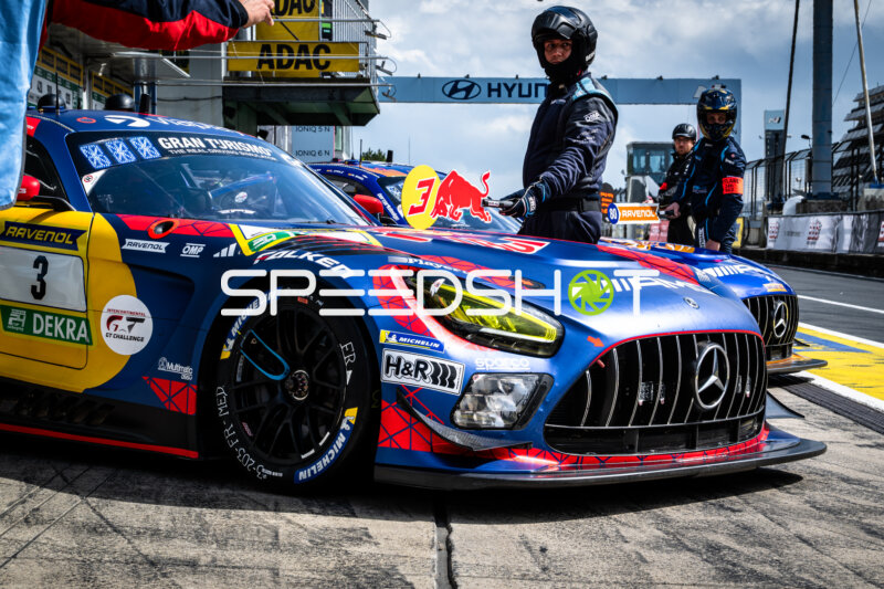 Mercedes-AMG GT3 #3 von Verstappen Racing in der Boxengasse
