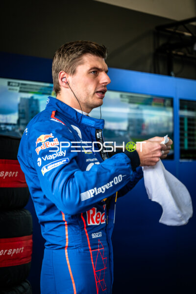 Max Verstappen im Fahrerlager beim 24h Nürburgring 2026