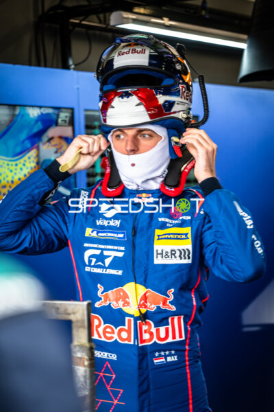 Max Verstappen legt Red Bull Helm in der Box an