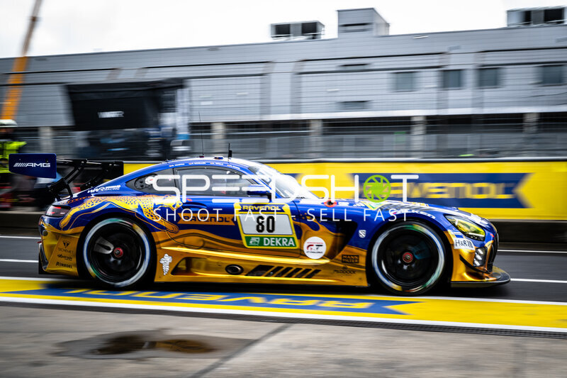 Mercedes-AMG GT3 #80 von RAVENOL in der Boxengasse am Nürburgring
