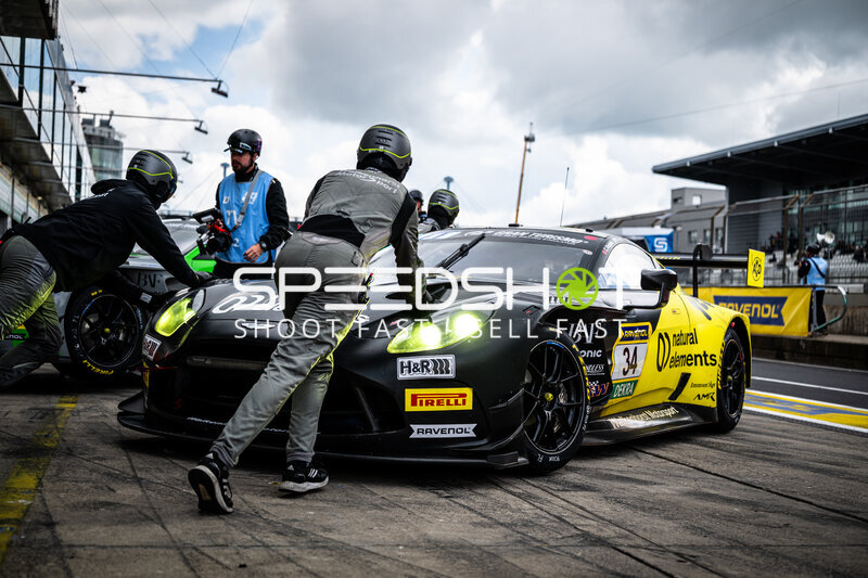Aston Martin #34 von natural elements by Walkenhorst Motorsport in der Box