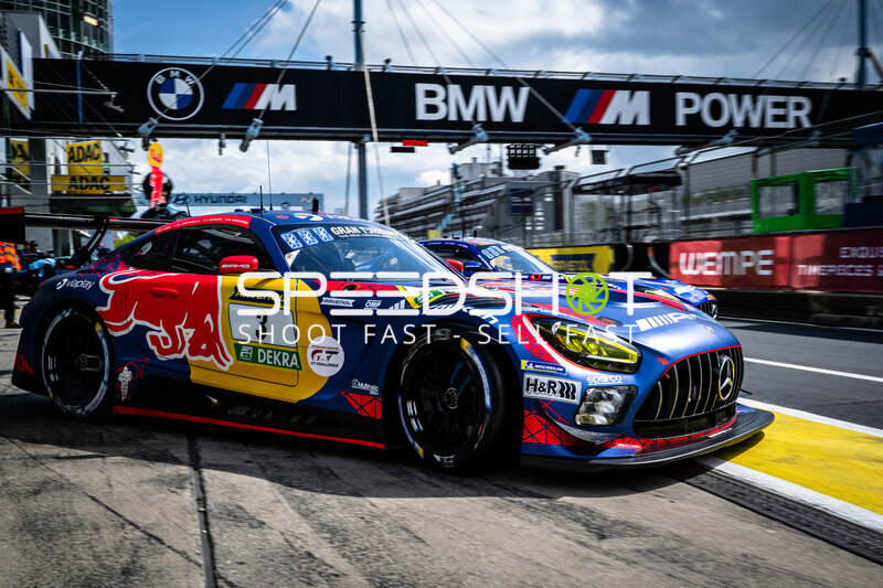 Mercedes-AMG GT3 #3 von Verstappen Racing in der Boxengasse