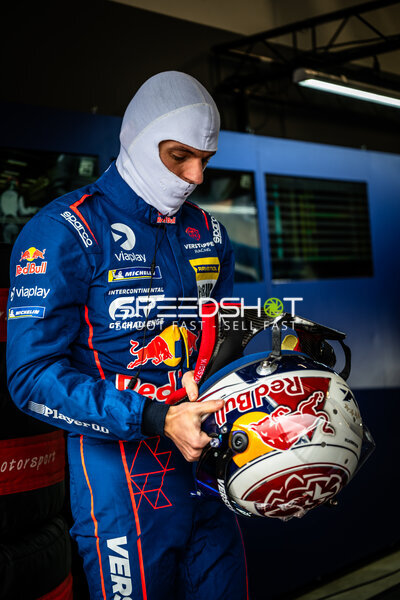 Fahrer von Verstappen Racing bereitet sich in der Box vor
