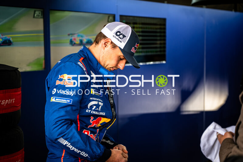 Red Bull Fahrer im Rennoverall in der Box am Nürburgring