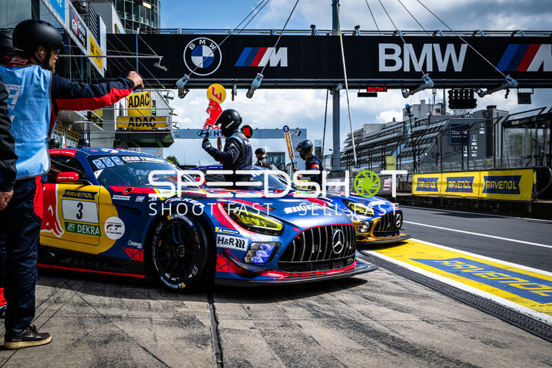 Mercedes-AMG GT3 #3 von Verstappen Racing in der Boxengasse
