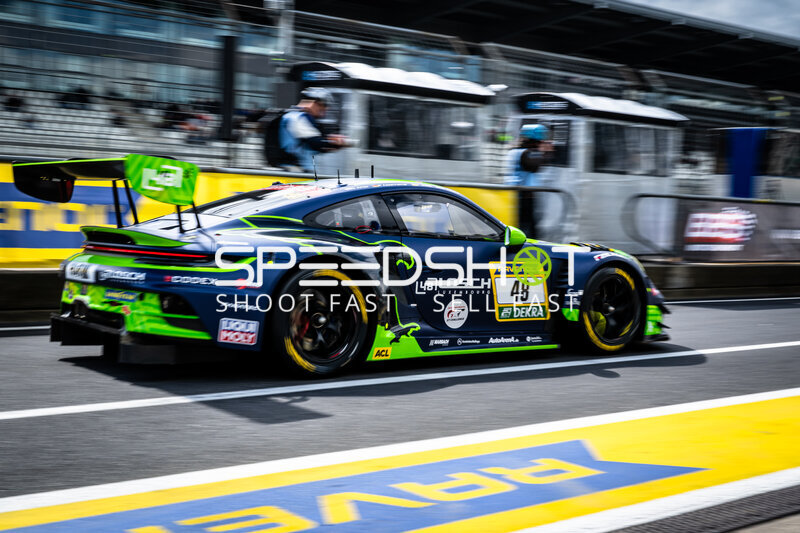 Porsche 911 GT3 #48 von LOSCH Motorsport in der Boxengasse