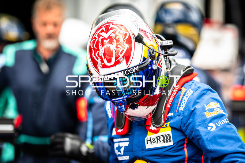 Max Verstappen im Fahrerlager beim 24h Nürburgring 2026