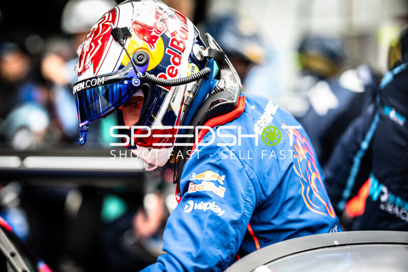 Fahrer mit Red-Bull-Helm beim Einsteigen ins Fahrzeug am Nürburgring