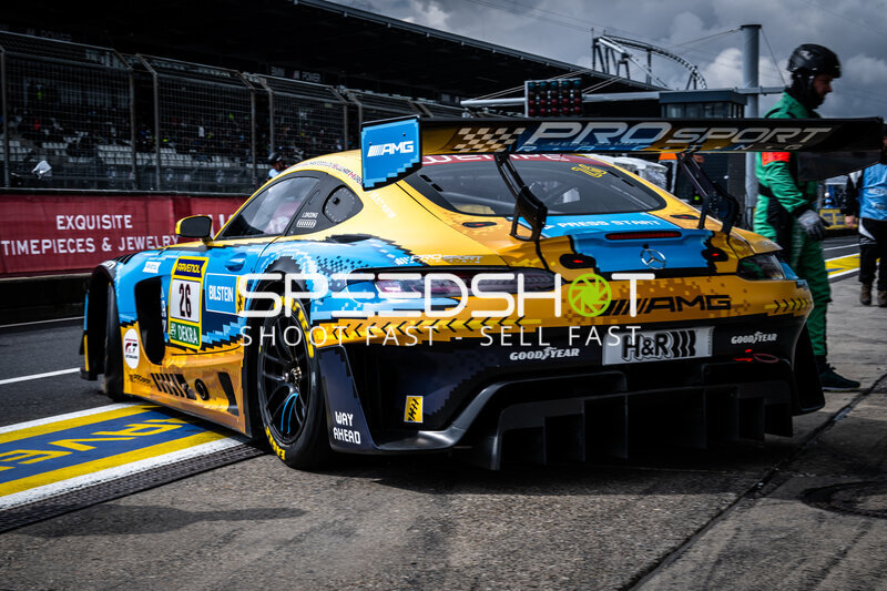 Mercedes-AMG GT3 #26 von PROsport Racing in der Boxengasse